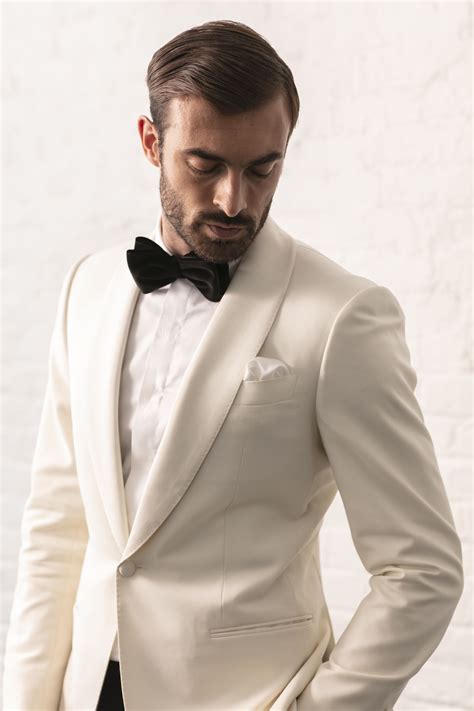 Custom suits. When it comes to wedding planning, every little bit counts — especially when it comes to your budget. One way to save some money is to purchase your wedding suit online. But with s... 