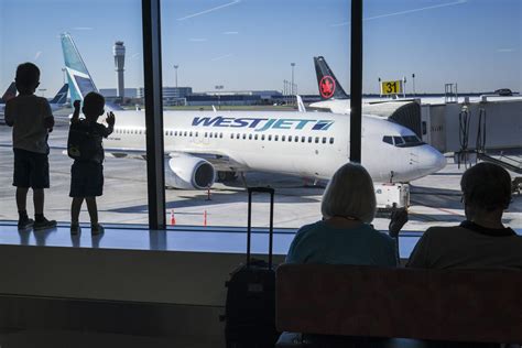 Customer satisfaction with Air Canada, WestJet below average: Survey