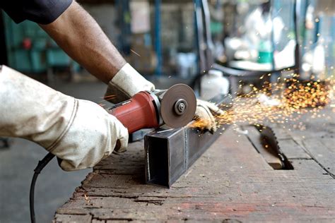 Cutting metal. Utility Knife. As you might anticipate, fabrication and construction experts have a range of techniques they employ to quickly cut metal stock. Using … 