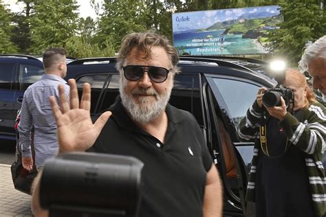 Czech film festival in the spa town of Karlovy Vary kicks off with an award for actor Russell Crowe