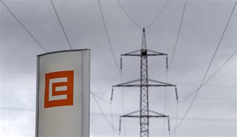 Czech power utility CEZ net profit down in Q1, proposes record dividend