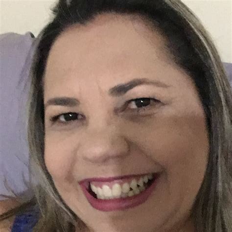 Débora Silva - Gerente de turno - KFC LinkedIn