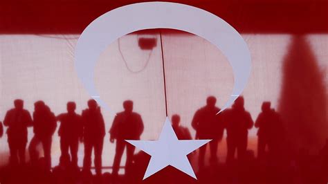 Dünyanın en büyük Türk bayrağı göndere .