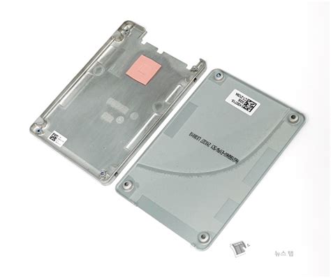 D3 Series TLC NAND SATA SSDs for Data Centers Solidigm D3 …