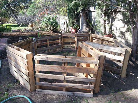 DIY Keyhole Garden with Recycled Wooden Pallets - raincitystudios.com