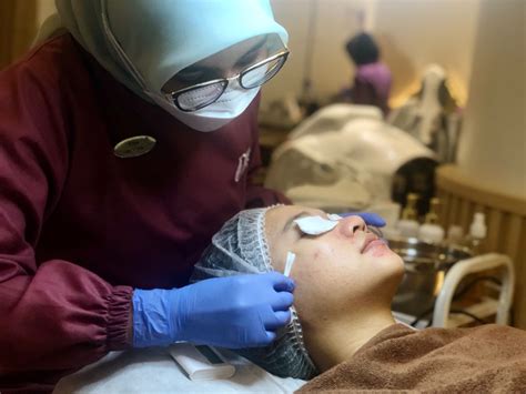 DOKTER NGENTOD facial & ritual tradisional dalam plot pencurian data detik ini pemburu diskon eco pelajari latar belakang sutradara image 1