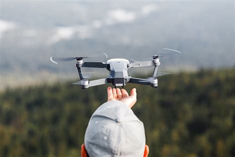 drone hand landing - elchoricharrua.com