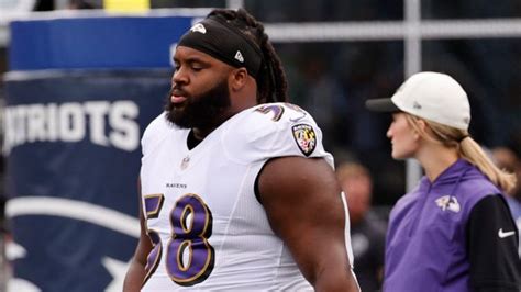 DT Michael Pierce agrees to pay cut as Ravens continue to clear cap space