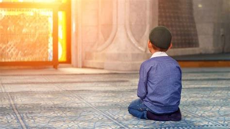 duduk di masjid - elchoricharrua.com