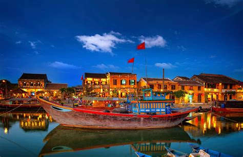 Da nang to hoi an. The two towns are so close that no matter which one you stay in, you're only a short trip away from the other one, so it's really a matter of what you want to ... 