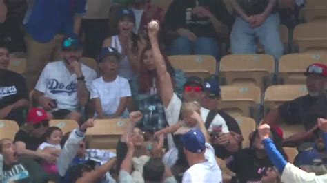 Dad's one-handed grab steals the spotlight at Dodgers game 