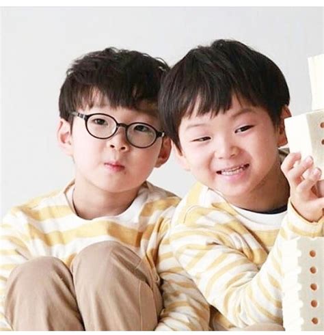 Suara.com - Tiga bocah kembar Song Tripets yaitu Daehan, Minguk dan Manse pernah fenomenal beberapa tahun lalu.Belum lama ini si kembar tiga baru saja merayakan ulang tahun. Daehan, Minguk Manse berulang tahun ke 10 pada 16 Maret. Namun dalam hitungan Korea, putra Song Il Gook ini berusia 11 tahun.. Song Triplet : …. 