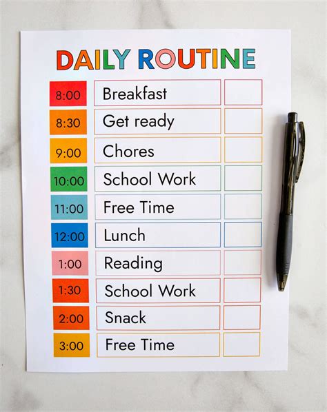 Daily routine schedule. A sample 2 year old schedule or routine. 7:00 am — Wake up. 7:30 am — Breakfast. 8:00 am — Independent play while mom eats breakfast or does light chores. 8:30 am — Play time with mom. 9:30 am — Snack time. 9:45 am — More independent play while mom gets stuff done. 10:15 am — Out of the house! 