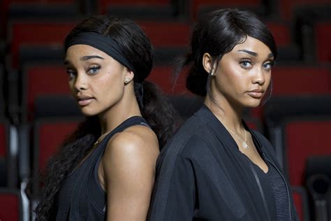 Why did the Gonzalez twins choose basketball. Enter Dakota and Dylan Gonzalez, 6-foot twins from Idaho whose mom, Angie Snider, was a former Kansas star. They’re following in their mom’s footsteps and will play for the Jayhawks.. 