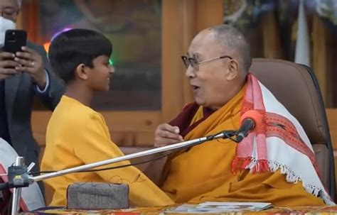 Dalai Lama se disculpa después de un video en que le pide a un niño que le “chupe” la lengua