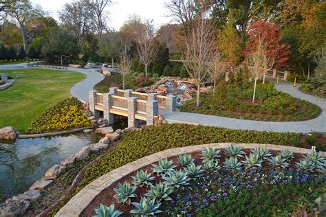 Dallas aboretum. Take a look at the Dallas Arboretum's Blooms Tracker before your visit. Here you’ll see a weekly update of what plants are likely to be in bloom. 