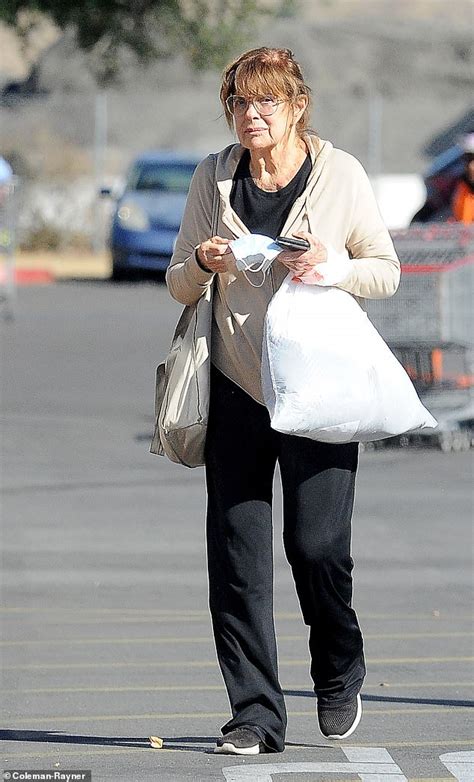 Dallas star Linda Gray, 81, runs errands near her …