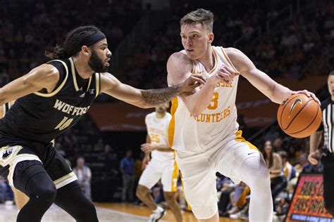 Dalton Knecht scores 18 to lead No. 7 Tennessee past Wofford 82-61
