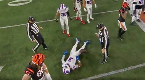 Damar Hamlin collapses on field after scary hit! Bills …