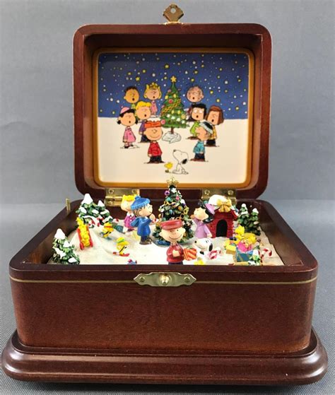 Danbury Mint peanuts Christmas Music Box New In Box