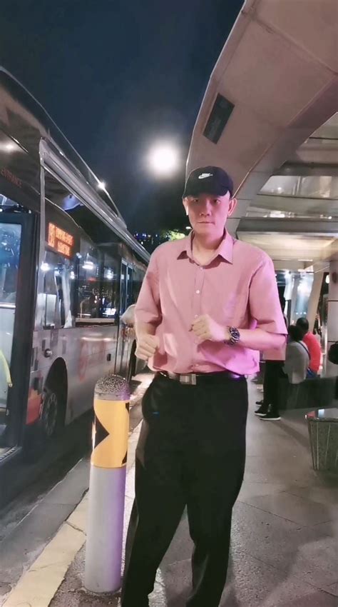 Dancing S’pore Man Stops TikTok Recording To Help Senior Get …