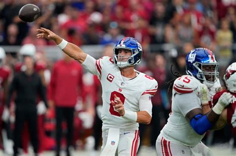 Daniel Jones throws for 321 yards, Giants rally from 21-point deficit to beat Cardinals 31-28