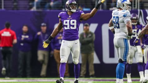 Danielle Hunter reports to Vikings training camp, not expected to be full participant