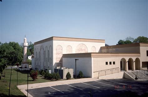 Dar al hijrah islamic center. It was created in 1998 by a group of Somali community leaders. Dar Al-Hijrah Mosque was initially known as the Riverside Islamic Center. In 2000 it became the Dar Al-Hijrah Cultural Center and in 2006 the name changed to Dar Al-Hijrah Islamic Civic Center, reflecting an interest in providing civic education along with religious guidance. 
