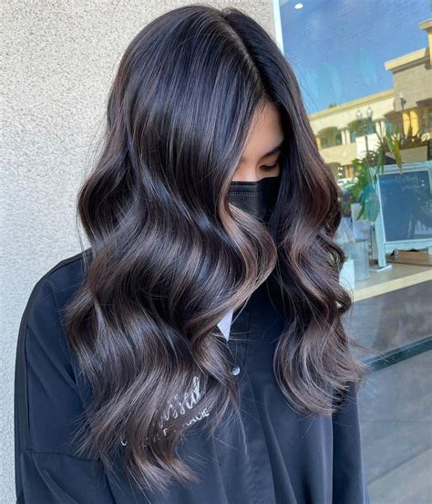 Dark ash brown hair dye. Dark brown hair dye can be lighten using a clarifying shampoo or natural products, such as baby oil, lime, hydrogen peroxide and chamomile tea. Many women go to the salon to try to... 