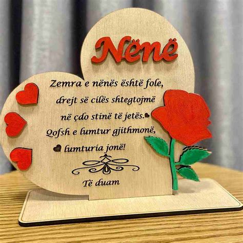 Dashuria per nenen.  Afia &euml;sht&euml; nj&euml; bebe e vog&euml;l gorille, e cila nuk b...