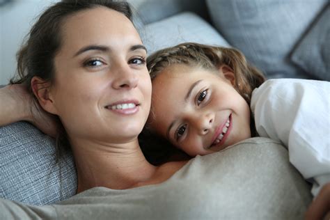 Dating a single mom. Follow their mom’s lead when it comes to the kids – she knows them a lot better than you. 5. Trust is key. This is good advice in general, but especially when it comes to dating single mothers. It’s vital for you to show your partner that they can trust you with their heart and with their kids. 