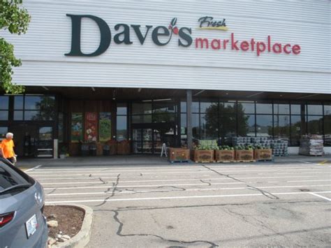 Dave`s Marketplace hours. What do you know about Daves Marketplace? Dave's Marketplace is a chain of grocery stores that operate in Rhod Island since 1969. This chain of grocery stores is owned by the Dave family, hence the name. The stores offer a variety of products that include producing, meat, seafood, bakery, and dairy items.