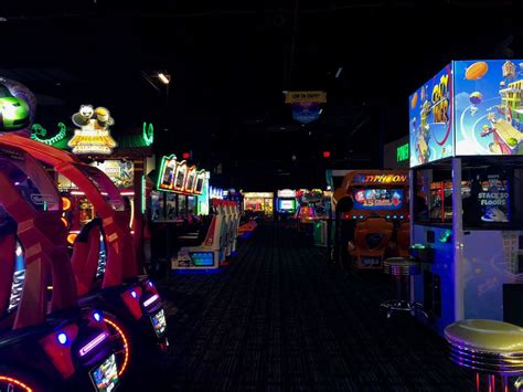 Dave and busters staten island. New York City is home to five boroughs, namely the Bronx, Manhattan, Queens, Brooklyn and Staten Island. Brooklyn has the greatest number of occupants, followed by Queens, Manhatta... 