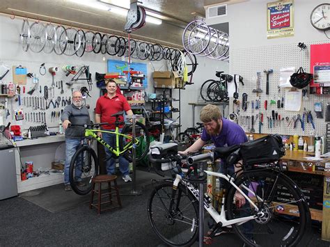 Davis bike shops. Tir 5, 1387 AP ... NewsWatch 2006: The 35-year-old, student-run repair shop on at UC Davis may be the busiest bike-repair shop in the U.S., with about 10000 ... 