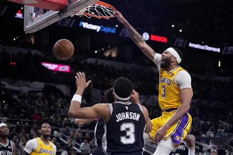 Davis helps Lakers overcome James’ absence, send Spurs to 18th straight loss