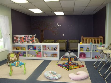 Daycares in my area. Some programs may incorporate exercise like dancing while others may focus more on stretching and chair exercises. In addition, some adult day centers offer limited health services, such as: Music or art therapy. Support groups or counseling. Physical, occupational and speech therapies. Vision and hearing care. 