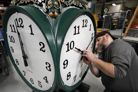 Daylight Saving: Why didn't these 2 states change their clocks?