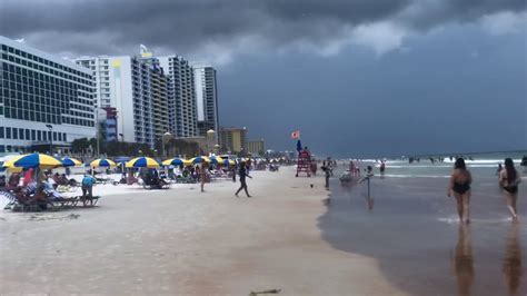 In Daytona Beach, in October, it is raining for 15.5 days, with typically 2.87" of accumulated precipitation. In Daytona Beach, Florida, during the entire year, the rain falls for 196 days and collects up to 37.91" of precipitation. Ocean temperature In Daytona Beach, in October, the average water temperature is 80.6°F.. 