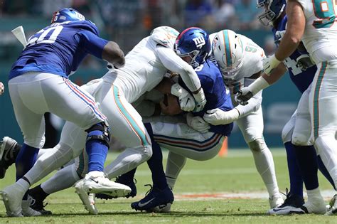 De’Von Achane and Tyreek Hill lead Miami Dolphins to 31-16 win over New York Giants