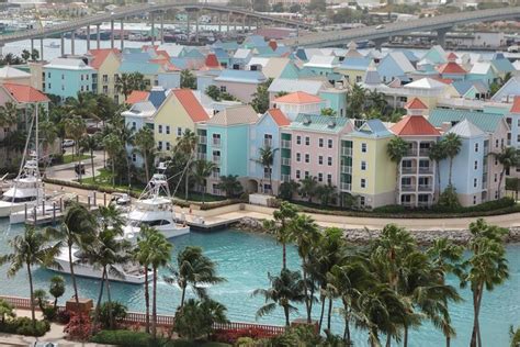 De Bahamas a Nassau Street en 2 minutos: precios y horarios