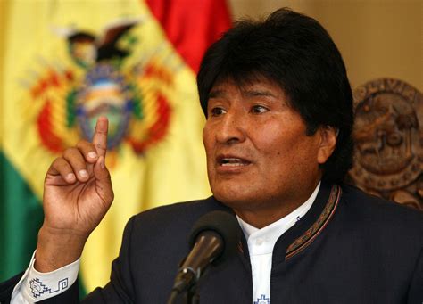 Biografía de Evo Morales. La Biografía de Evo Morales, (1959/10/26 - Unknown) nos revela en esta ocasión a un político boliviano, descendiente de la etnia Aimara, que se convirtió en el primer presidente indígena de Bolivia y América desde el 22 de enero del año 2006 al 10 de noviembre del año 2019, apoyado por el Partido Movimiento al .... 