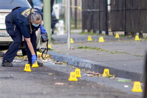 Dead body found in Oakland's Eastmont neighborhood
