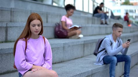 Dear Abby: Teen struggles to connect with classmates