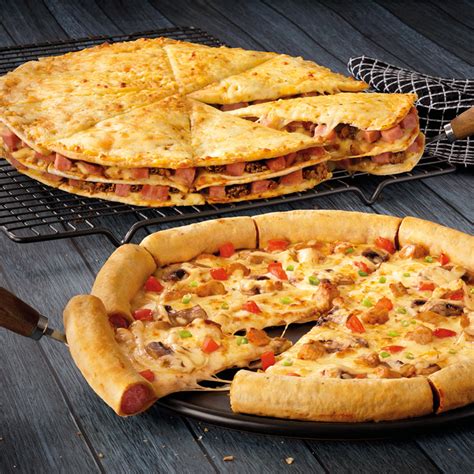 Three layers, three cheeses & a crust crammed with two chicken cheese grillers: our secret cream cheese, chicken, mushroom, diced tomato, onion, tomato & herb pizza sauce, Debonairs Sauce, cheddar & mozzarella cheese. 