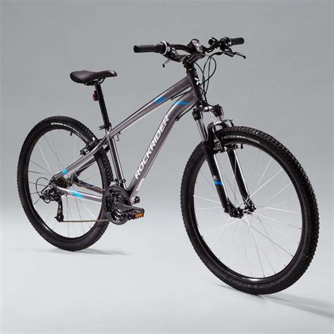 This Rockrider ST100 has a history. This mountain bike is the fruit of the work of an expert team of passionate mountain bikers. To meet the need for comfort and ease expressed by beginner mountain bikers, the team created, designed, and tested the ST100, involving riders at every stage of the project.. 