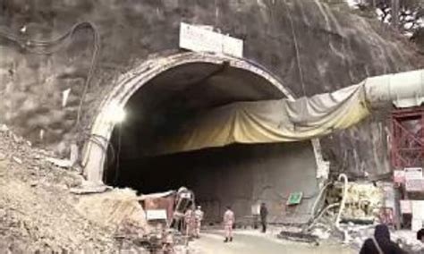 Decenas de trabajadores siguen atrapados en un túnel derrumbado en India