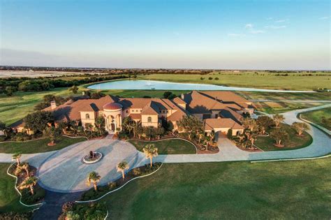 Deion sanders house in dallas. Deion Sanders currently resides in Colorado in a lavish house in Rocky Mountain. The mansion, which is 6,457 square feet in size, is located in a Boulder County gated enclave. 