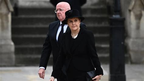 Dejan en libertad a Peter Murrell, esposo de la ex primera ministra de Escocia Nicola Sturgeon, tras ser detenido en investigación por finanzas del partido