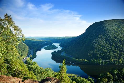 Del water gap. The Delaware Water Gap was one of the most popular tourist destinations in the early 1900s with visitors like Frank Sinatra and President Roosevelt among the many prominent people summering in the Delaware Water Gap. Today the community is the only town in Pennsylvania for offer full Appalachian Trail thru hiker support and has a hiker hostel … 
