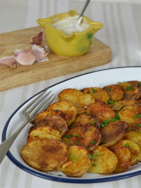 Deliciosas patatas rústicas cocidas al horno con ajo y